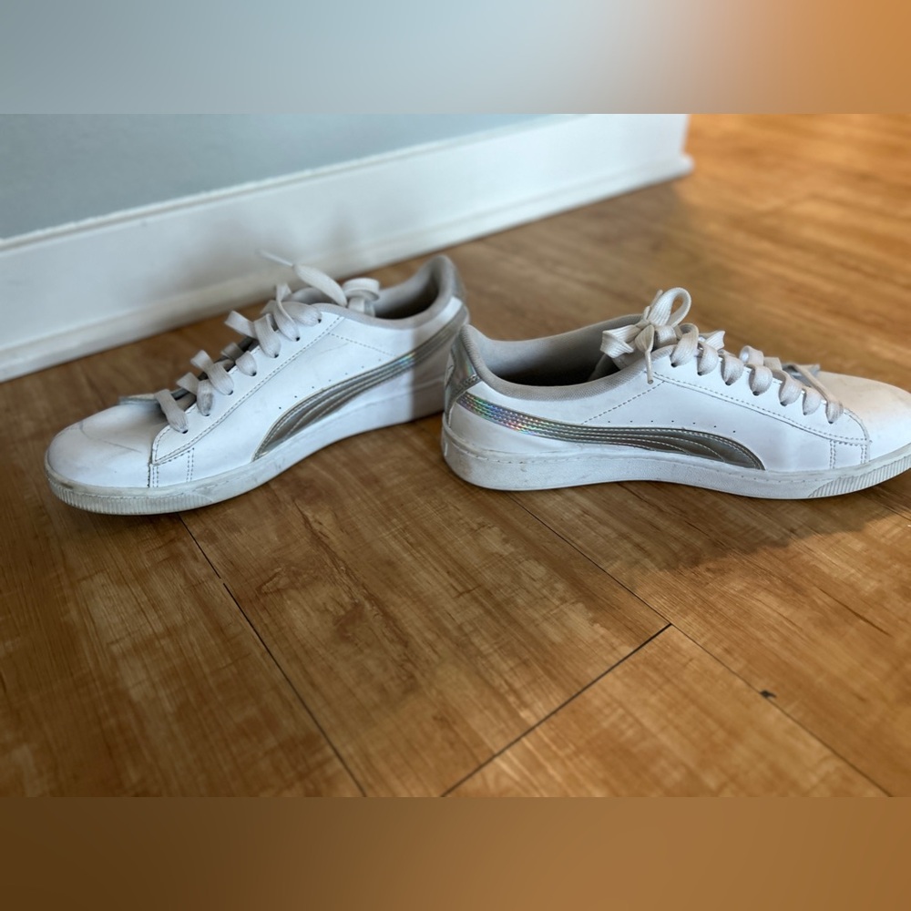 Classic vintage puma with iridescent accents. Can be cleaned.